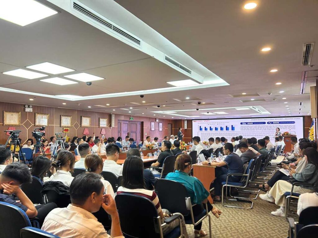 Giá Chung Cư Tăng Gấp Đôi: Dòng Tiền Dịch Chuyển Khỏi Căn Hộ Sang Phân Khúc Thấp Tầng (Q3/2025) 1 Toàn cảnh sự kiện: Báo cáo thị trường bất động sản Việt Nam quý III/2025 với chủ đề: “Nhận diện những vấn đề bất cập và giải pháp cho giai đoạn phát triển mới”.