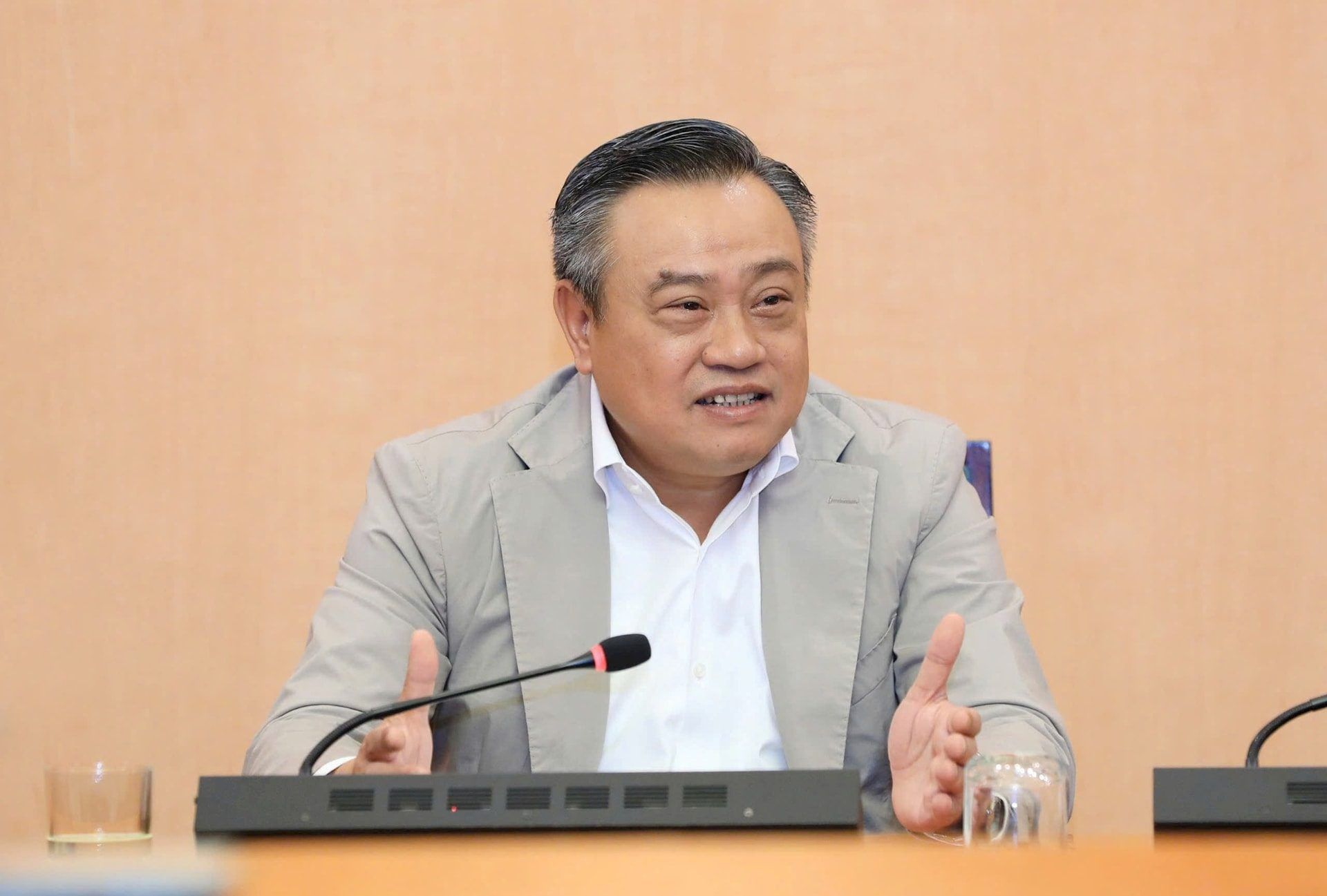 Hà Nội thông tin về việc khởi công loạt Dự án Metro kết nối với khu vực ngoại thành 1 Chủ tịch UBND thành phố Hà Nội Trần Sỹ Thanh chủ trì và phát biểu tại cuộc họp