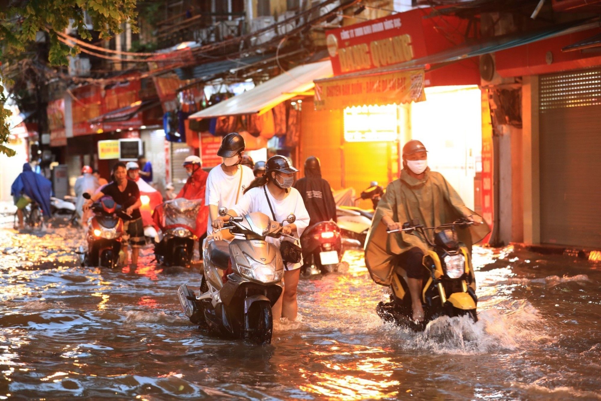 Căn nhà Hà Nội cứ mưa là ngập nhưng hét giá 6 tỷ đồng 1 Ngập sâu tại nhiều tuyến phố ở Hà Nội. Ảnh minh hoạ