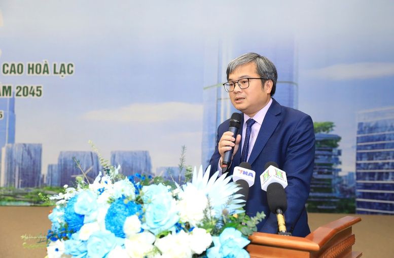 Hà Nội Kiến tạo Khu Công nghệ cao Hòa Lạc thành Thung lũng Công nghệ tầm nhìn 2045 2 Sáng 3/12, Ban Quản lý các khu công nghệ cao và khu công nghiệp TP. Hà Nội đã tổ chức Hội thảo khoa học "Giải pháp phát triển Khu công nghệ cao Hòa Lạc đến năm 2030, tầm nhìn đến năm 2045". Với sự tham dự của các lãnh đạo Trung ương và Hà Nội, hội thảo khẳng định quyết tâm biến Khu công nghệ cao Hòa Lạc thành trung tâm khoa học - công nghệ trọng điểm, giữ vai trò hạt nhân thúc đẩy hình thành đô thị khoa học Hòa Lạc và đổi mới sáng tạo phía tây Thủ đô. Đây là bước ngoặt quan trọng để hiện thực hóa khát vọng xây dựng "Thung lũng Silicon Việt Nam".I. Phân tích Hiện trạng: Tiềm năng Lớn và Điểm Nghẽn Cần Tháo gỡ (H2)
Khu công nghệ cao Hòa Lạc được thành lập năm 1998 và hiện là khu công nghệ cao đầu tiên của cả nước. Sau khi được bàn giao cho Hà Nội quản lý vào cuối năm 2023, khu vực này đang đứng trước thời cơ vàng để bứt phá.
1. Quy mô Đầu tư và Sự Hội tụ Chất xám (H3)
Vốn và Dự án: Khu công nghệ cao Hòa Lạc đã thu hút 109 dự án, tổng vốn đăng ký 116 nghìn tỷ đồng (tương đương 5 tỷ USD vốn FDI Hòa Lạc).
Hệ sinh thái: Khu vực quy tụ các tập đoàn công nghệ hàng đầu như Viettel, FPT, Vingroup, VNPT, Nidec, Hanwha Aerospace, cùng các viện - trường trọng điểm như VKIST, NIC, Trung tâm Vũ trụ Việt Nam, và Đại học Việt - Nhật, tạo nền tảng vững chắc cho đô thị khoa học Hòa Lạc.
2. Những Điểm Nghẽn Kìm hãm Phát triển (H3)
Tuy nhiên, ông Vũ Xuân Hùng - Trưởng Ban Quản lý thẳng thắn nhìn nhận Khu công nghệ cao Hòa Lạc chưa phát triển xứng tầm kỳ vọng. Các thách thức chính bao gồm:
Hạ tầng: Hạ tầng khoa học công nghệ còn thiếu (mới có khoảng 80 phòng thí nghiệm); hạ tầng xã hội, kỹ thuật và kết nối giao thông chưa đủ hấp dẫn.
Thể chế và Nhân lực: Thiếu thể chế đặc thù có độ mở và nguồn nhân lực chất lượng cao chưa ổn định, chủ yếu là lao động ngắn hạn.
Gắn kết Rời rạc: Khó khăn lớn nhất là việc hình thành hệ sinh thái nghiên cứu, triển khai, sản xuất đồng bộ; sự gắn kết giữa trường, viện và doanh nghiệp còn rời rạc, chưa tạo được "đô thị khoa học công nghệ sống động".
II. Học hỏi Mô hình Quốc tế và Giải pháp Căn cơ từ Doanh nghiệp (H2)
Tại hội thảo, các chuyên gia đã đề xuất giải pháp phát triển Hòa Lạc dựa trên kinh nghiệm thành công của Silicon Valley hay Tân Trúc.
1. Kinh nghiệm Quốc tế và Vai trò của Đại học (H3)
Ông Nguyễn Tử Quảng - CEO Tập đoàn Bkav, nhấn mạnh mô hình thành công cần hội tụ: một “kiến trúc sư trưởng” có tầm nhìn, một đại học kỹ thuật hàng đầu (mà Hòa Lạc hiện đang thiếu mối liên kết bền chặt), doanh nghiệp dẫn dắt, và hệ thống quỹ đầu tư mạo hiểm. Ông kiến nghị Khu công nghệ cao Hòa Lạc cần được kết nối mạnh hơn với Cầu Giấy để hình thành Smart City kiểu mẫu.
2. Đề xuất Tháo gỡ về Nhân lực và Nghiên cứu (H3)
Ưu đãi Nhân sự: Bà Dương Kiều Oanh (FPT Software) đề nghị xây dựng cơ chế ưu đãi thực chất cho nhân sự công nghệ cao, hỗ trợ tín dụng ưu đãi cho người trẻ an cư, và mở rộng định nghĩa "chuyên gia" để thu hút nhân tài.
R&D và Bài toán Lớn: Bà Oanh cũng kiến nghị công nhận chi phí R&D là chi phí hợp lệ, tạo hành lang cho các nhóm nghiên cứu dám thử nghiệm, và quan trọng nhất là cần tạo các “bài toán lớn” ở tầm quốc gia để thu hút chuyên gia tinh hoa.
Hạ tầng Viễn thông: Ông Nguyễn Duy Nhân (VNPT Hà Nội) kiến nghị xử lý các “vùng lõm” phủ sóng 4G/5G, thiếu điểm đặt trạm BTS, và cho phép chia sẻ hạ tầng dùng chung. Ông đề xuất thí điểm công nghệ 6G Sandbox tại Hòa Lạc.
III. Tầm nhìn Mới và Cam kết Nguồn lực Tài chính của Hà Nội (H2)
Phát biểu kết luận, Phó Chủ tịch UBND TP. Hà Nội Trương Việt Dũng khẳng định Hà Nội đang hoàn thiện Đề án phát triển Khu công nghệ cao Hòa Lạc đến năm 2030, tầm nhìn 2045.
1. Nhóm Giải pháp Chiến lược và Chính sách Vượt trội (H3)
Đề án tập trung vào các nhóm giải pháp phát triển Hòa Lạc chiến lược:
Hạ tầng Kỹ thuật và Xã hội: Đảm bảo cung cấp điện chất lượng cao, điện sạch, nước sạch, viễn thông, cáp quang và dịch vụ thiết yếu “đến chân hàng rào” dự án.
Thu hút Công nghệ Lõi: Thu hút đầu tư có chọn lọc, hướng vào công nghệ lõi.
Chính sách Vượt trội: Xây dựng chính sách vượt trội về thu nhập, nhà ở, thuế, bảo hiểm, visa cho chuyên gia; ưu đãi thực chất cho doanh nghiệp R&D và trung tâm dữ liệu; thí điểm các mô hình sandbox công nghệ.
2. Cam kết Nguồn lực Tài chính và Hành chính (H3)
Ông Trương Việt Dũng khẳng định Hà Nội dành quyết tâm chính trị và nguồn lực mạnh mẽ để phát triển Hòa Lạc.
Vốn ngân sách: Riêng năm 2026, Thành phố dự kiến chi 4% ngân sách cho khoa học, công nghệ, đổi mới sáng tạo và chuyển đổi số, tương đương 9.088 tỷ đồng.
Cải cách Hành chính: Thúc đẩy cải cách thủ tục hành chính theo hướng “một cửa tại chỗ, điện tử liên thông”. Ban Quản lý Hòa Lạc sẽ được phân quyền tối đa, nhằm đảm bảo môi trường đầu tư minh bạch và hiệu quả.
Quỹ Đầu tư Mạo hiểm: Ông Nguyễn Quân, Nguyên Bộ trưởng Bộ Khoa học và Công nghệ, nhấn mạnh Hà Nội đã tiên phong xây dựng quỹ đầu tư mạo hiểm, mở ra tín hiệu tích cực để Hòa Lạc nuôi dưỡng kỳ vọng hình thành một hệ sinh thái đổi mới sáng tạo hoàn chỉnh, giải quyết rào cản lớn nhất đối với khởi nghiệp công nghệ.
Đoạn kết – Khát vọng và Tầm vóc:
Khu công nghệ cao Hòa Lạc đang đứng ở thời điểm đặc biệt, nơi những quyết sách lớn và khát vọng công nghệ của Thủ đô gặp nhau. Khi thể chế được cởi mở, hạ tầng được hoàn thiện, nhân lực tinh hoa được thu hút và hệ sinh thái đổi mới sáng tạo được đầu tư đúng cách, Hòa Lạc có đủ nền tảng để vươn lên ngang tầm các mô hình nổi tiếng trên thế giới. Đó là câu chuyện về việc kiến tạo cực công nghệ, nơi hội tụ những con người dám nghĩ lớn, dám làm thật và dám tạo nên giá trị mới cho tương lai của Hà Nội và Việt Nam.